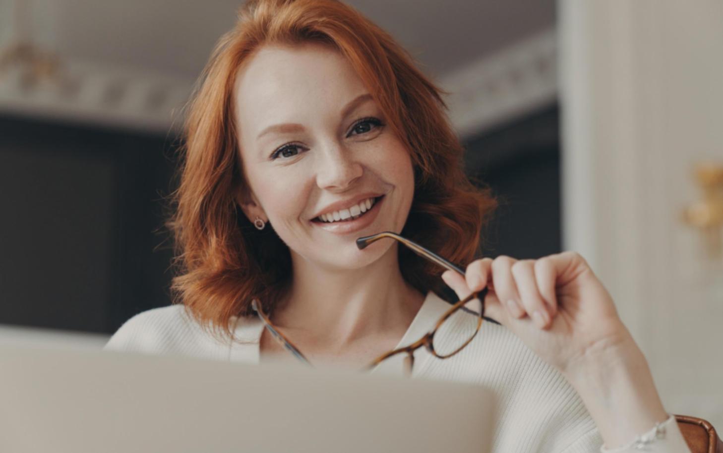 Ambiente di apprendimento moderno con postazioni di lavoro per sviluppo mobile