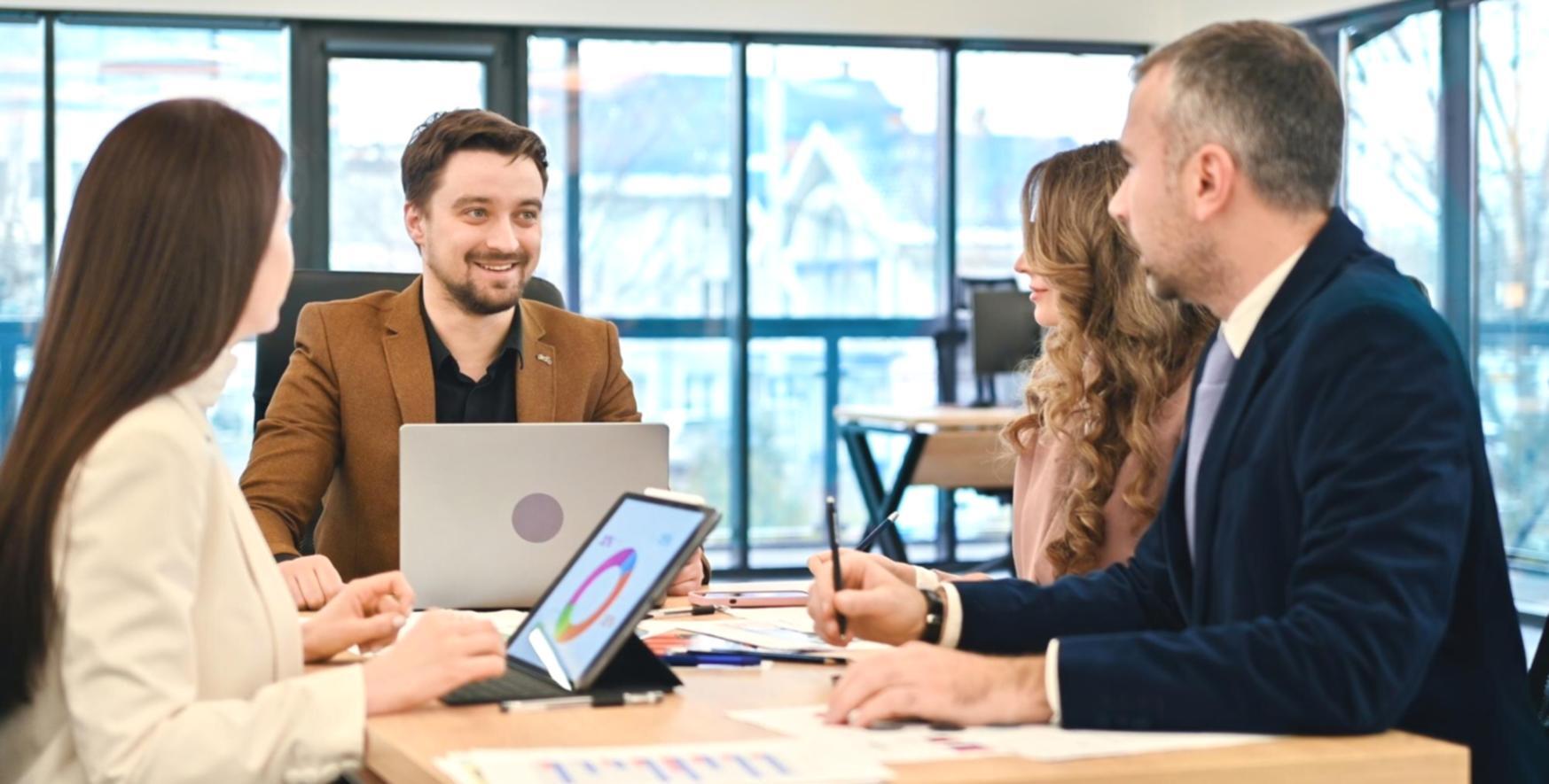 Studenti che lavorano su progetti di sviluppo giochi mobile