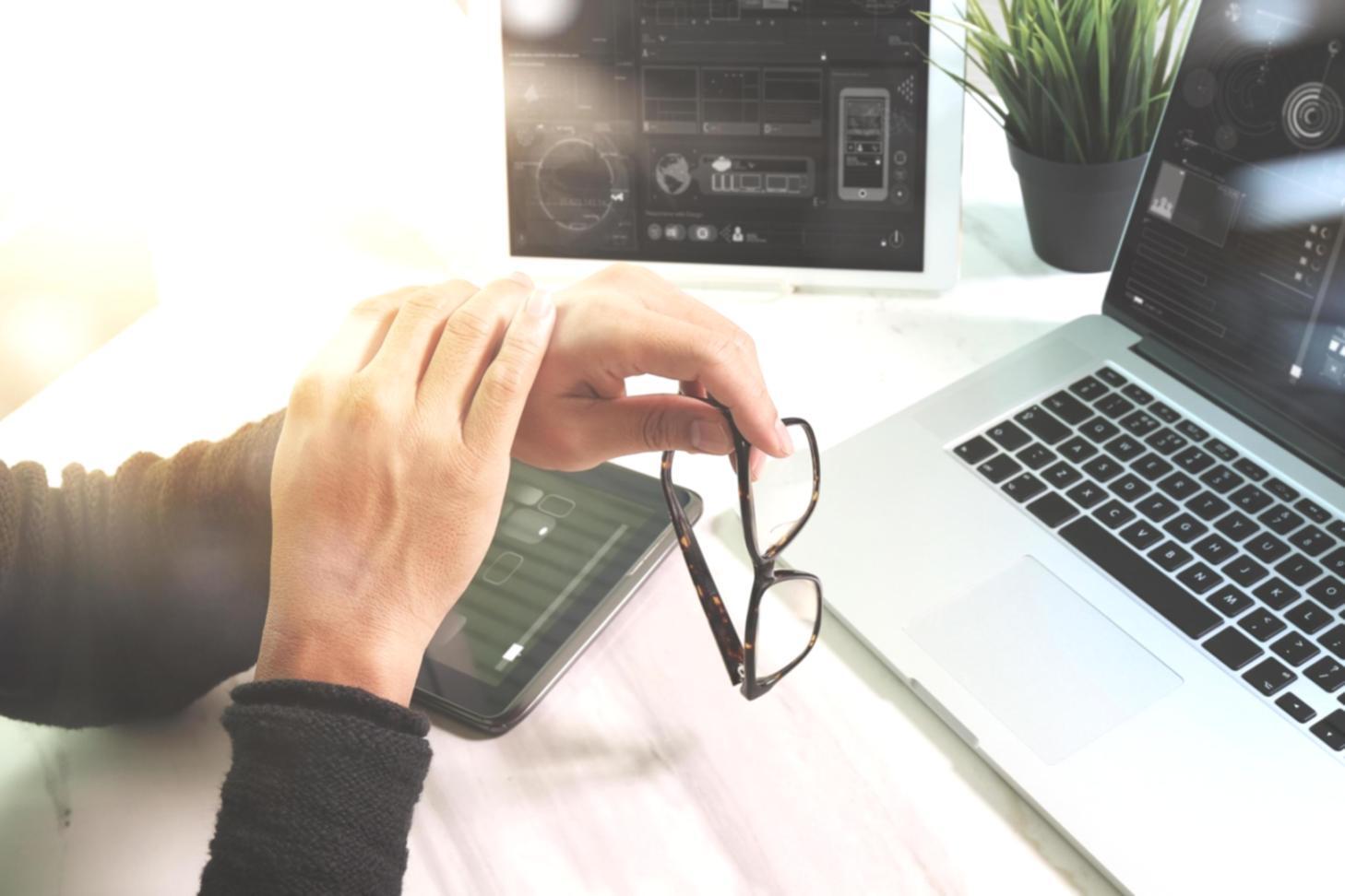 Studenti che sviluppano giochi mobile con laptop e tablet